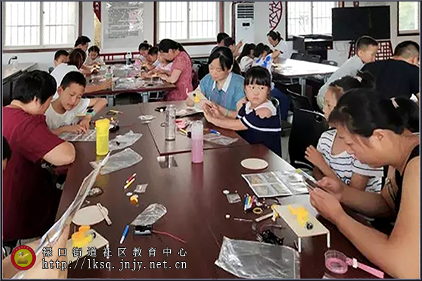 20190707禄口街道茅亭社区开展“爱上科学DIY电动绘图仪”亲子活动02.jpg