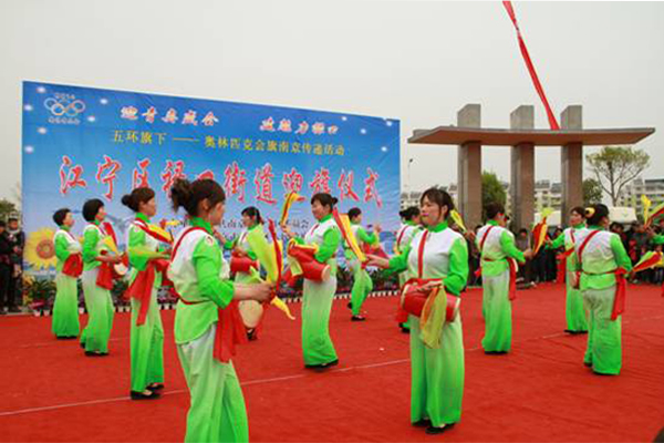 20120903曹村腰鼓01-曹村社区腰鼓队助威青奥.jpg