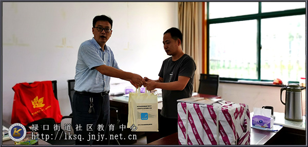 20200804“禄口移动课堂”开展送读本进社区活动01.jpg