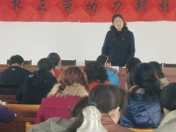 20100508社区居民学校纷纷举办“插花养花专业培训班”01.jpg