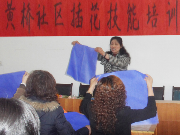 20100508社区居民学校纷纷举办“插花养花专业培训班”04.jpg