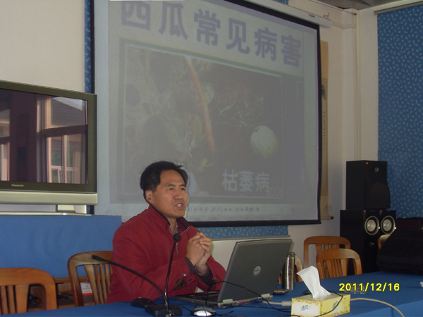 20111216禄口街道社区教育中心举办高产西瓜栽培技术培训班掠影02.jpg