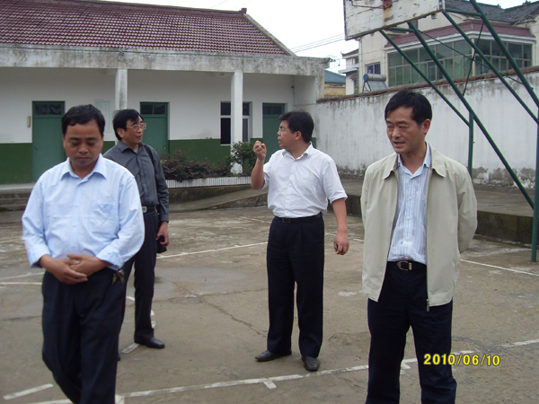 20100610区教育局领导来校调研指导社区教育工作掠影01.jpg
