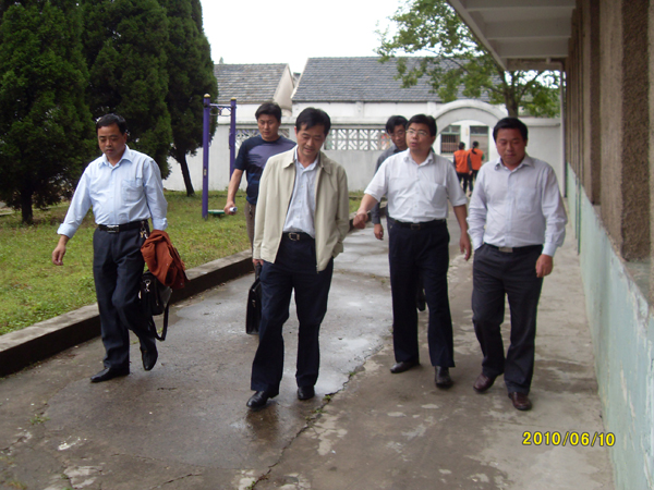 20100610区教育局领导来校调研指导社区教育工作掠影02.jpg