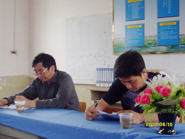 20100610区教育局领导来校调研指导社区教育工作掠影04.jpg