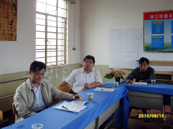20100610区教育局领导来校调研指导社区教育工作掠影05.jpg