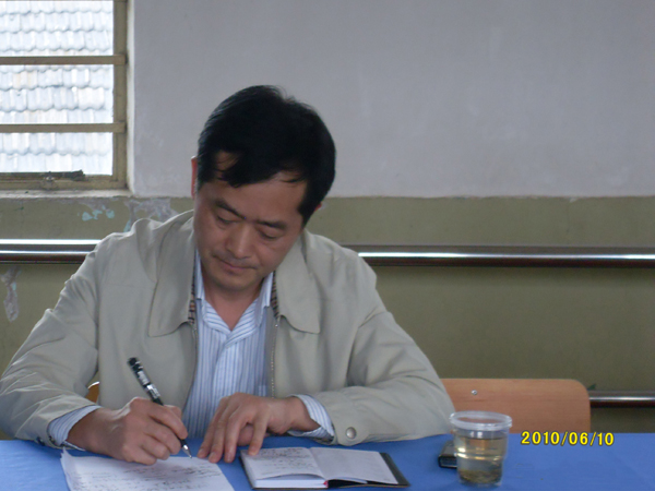20100610区教育局领导来校调研指导社区教育工作掠影06.jpg