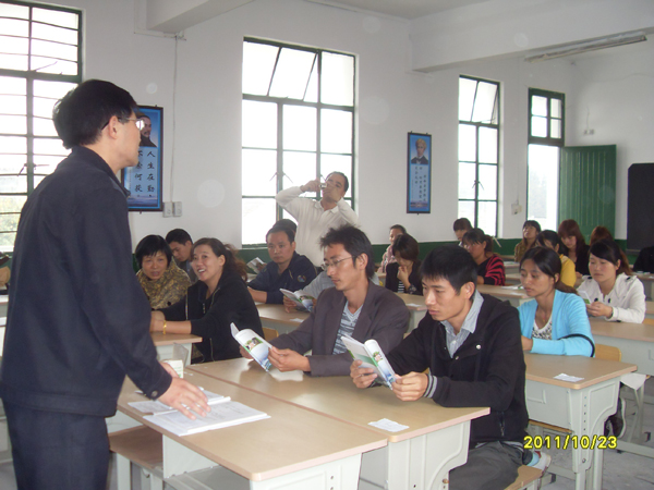 20111023禄口街道社区教育中心举办新市民求职就业培训班03.jpg
