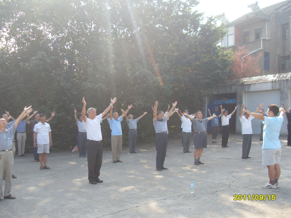 20110915铜山集镇老年学校组织学员学做广播体操02.jpg