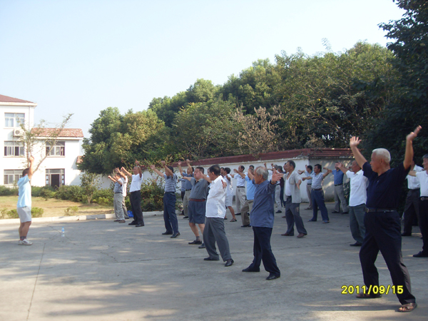 20110915铜山集镇老年学校组织学员学做广播体操03.jpg