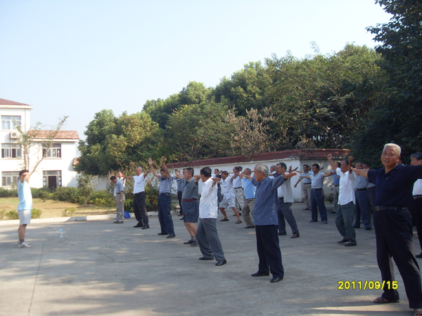 20110915铜山集镇老年学校组织学员学做广播体操04.jpg