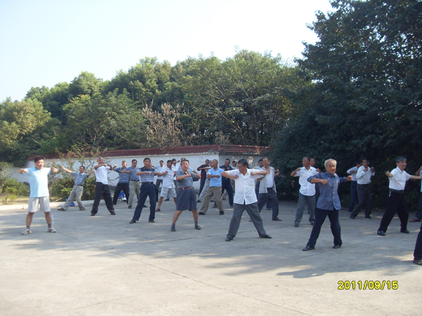 20110915铜山集镇老年学校组织学员学做广播体操05.jpg