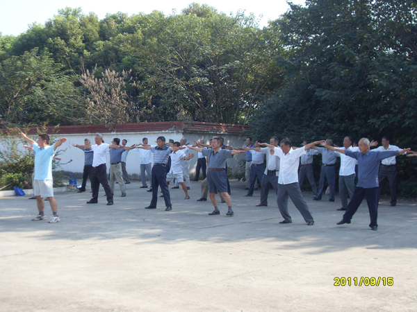20110915铜山集镇老年学校组织学员学做广播体操06.jpg