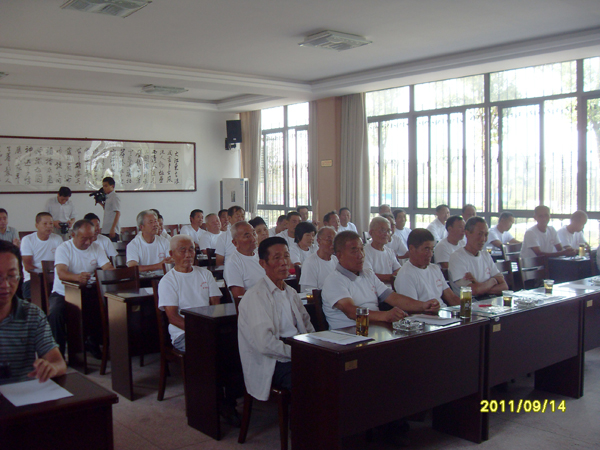 20110914吕界超理事长参加禄口街道张桥社区老年学校成立揭牌仪式06.jpg