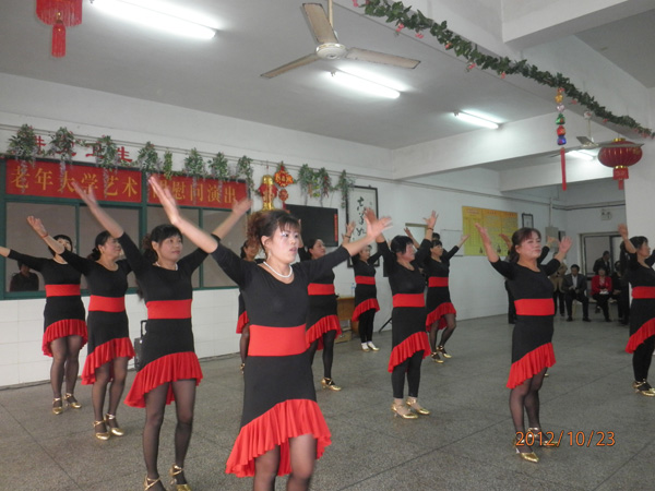 20121023九九重阳节，浓浓敬老情——禄口街道老年大学“夕阳红”艺术团赴敬老院慰问演出04.jpg