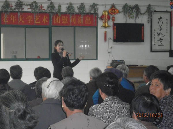 20121023九九重阳节，浓浓敬老情——禄口街道老年大学“夕阳红”艺术团赴敬老院慰问演出07.jpg