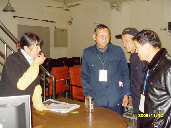 20091112老年学校网吧义务监督员在行动03.jpg