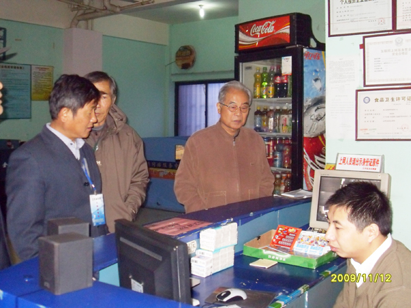 20091112老年学校网吧义务监督员在行动05.jpg