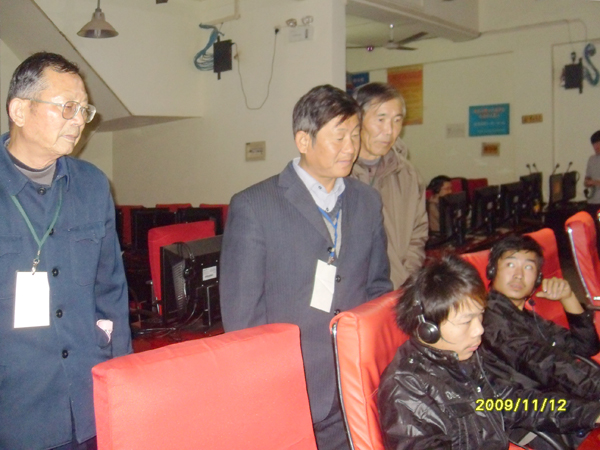 20091112老年学校网吧义务监督员在行动07.jpg