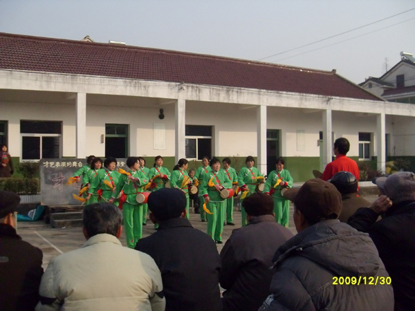 20091230绝活献元旦，歌舞迎新年——铜山集镇老年学校才艺展示活动集锦01.jpg