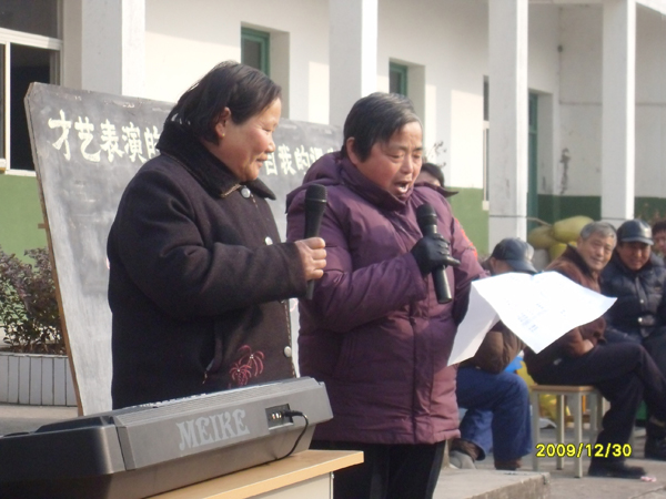 20091230绝活献元旦，歌舞迎新年——铜山集镇老年学校才艺展示活动集锦06.jpg