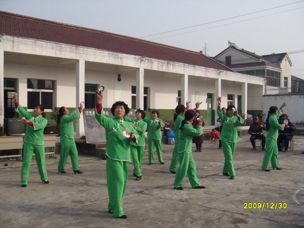 20091230绝活献元旦，歌舞迎新年——铜山集镇老年学校才艺展示活动集锦07.jpg