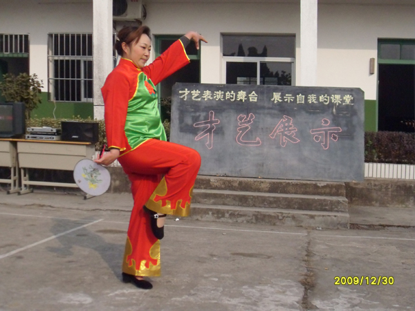 20091230绝活献元旦，歌舞迎新年——铜山集镇老年学校才艺展示活动集锦10.jpg