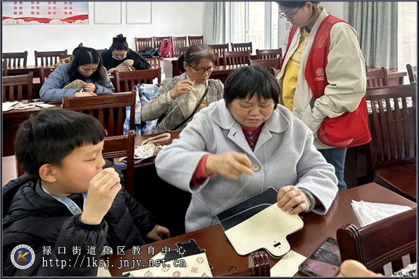 20250303：禄口街道机场社区开展“巾帼绘梦，‘包’揽芳华”主题活动02.png
