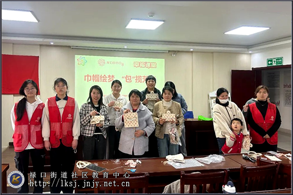20250303：禄口街道机场社区开展“巾帼绘梦，‘包’揽芳华”主题活动03.png