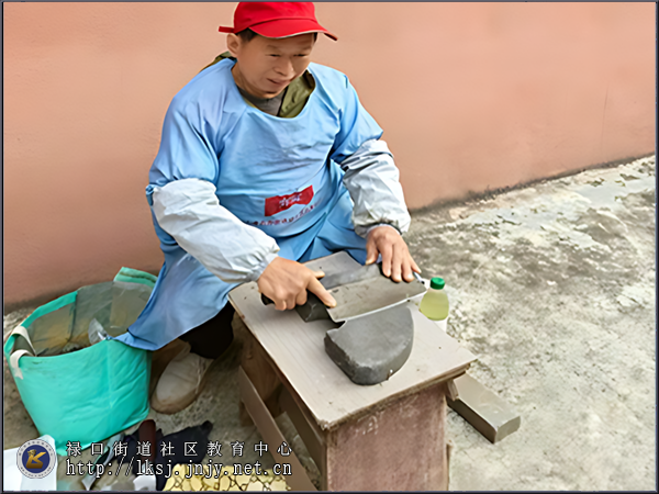 20251029:禄口街道机场:“义诊+磨刀”双服务,社区把便利送到老人心坎上03.png 20251029:禄口街道机场:“义诊+磨刀”双服务,社区把便利送到老人心坎上03.png