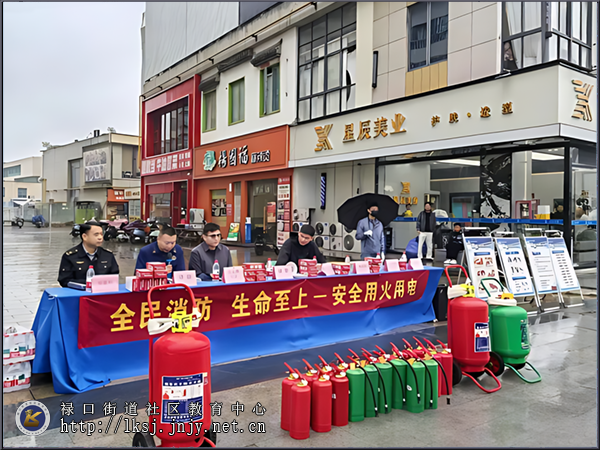 20251110：“消防课堂”进商圈，筑牢“安全防火墙”01.png