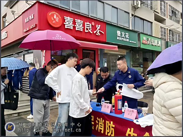 20251110：“消防课堂”进商圈，筑牢“安全防火墙”03.png