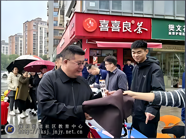 20251110:“消防课堂”进商圈,筑牢“安全防火墙”04.png 20251110:“消防课堂”进商圈,筑牢“安全防火墙”04.png